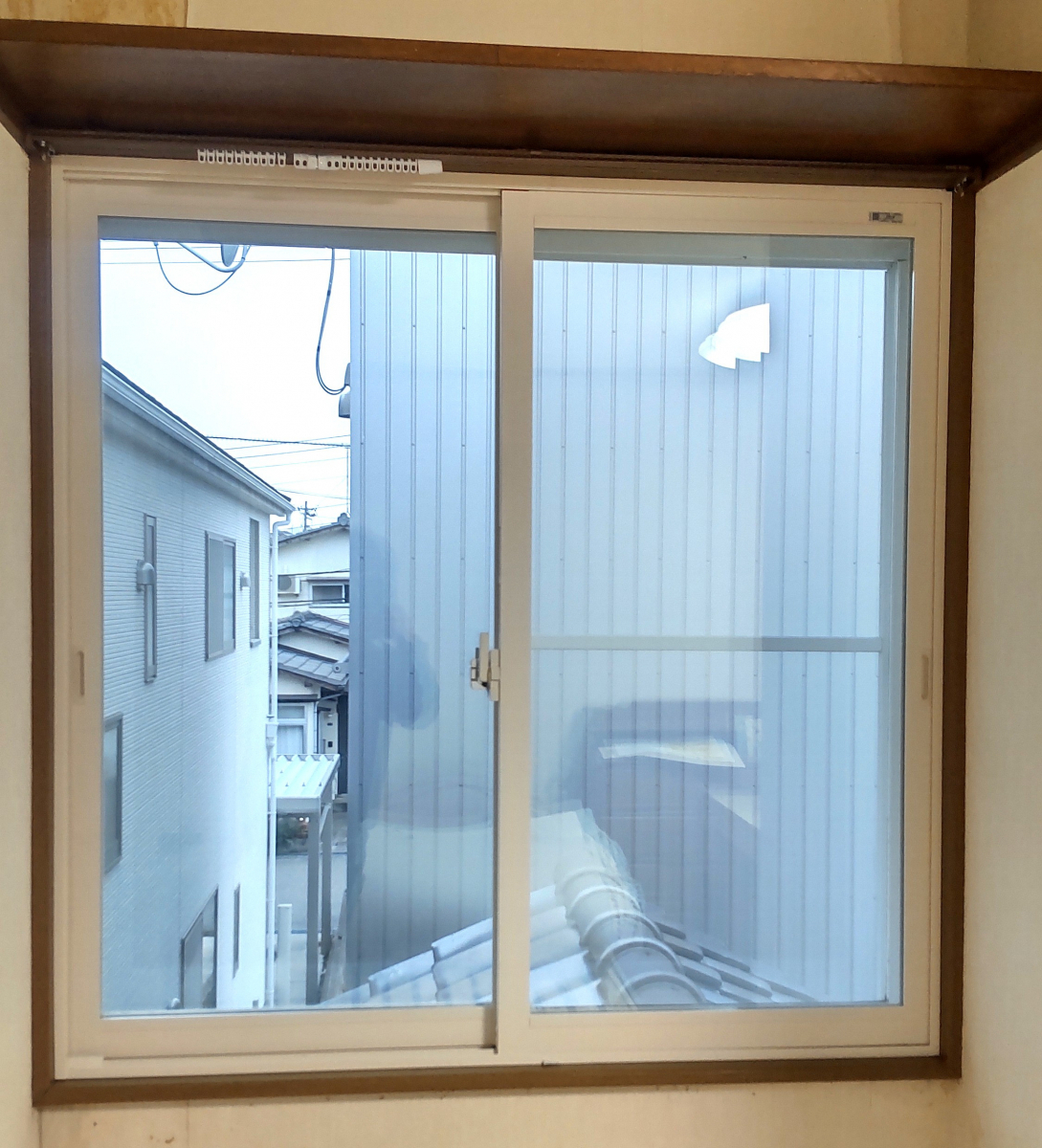 ヤマセイの【新潟市】寝室が生まれ変わる！内窓リフォームで快適＆省エネに！の施工後の写真1