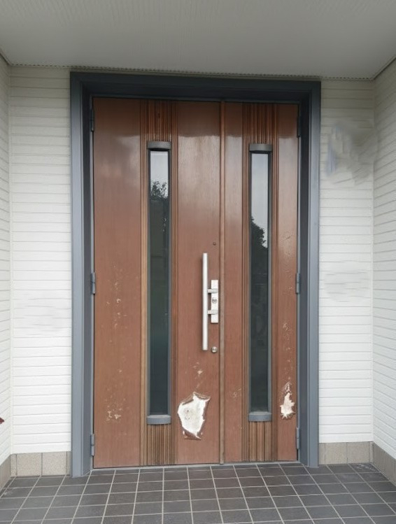 ヤマセイの新潟市｜劣化した古い玄関を木目調 玄関ドアで断熱＆防犯を強化！の施工前の写真1