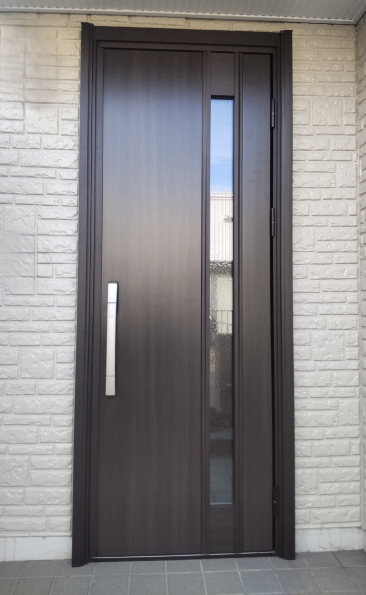 ヤマセイの【新潟市】「電気錠」×「断熱玄関ドア」で安心快適！外壁に調和する美しい仕上がりの施工後の写真1