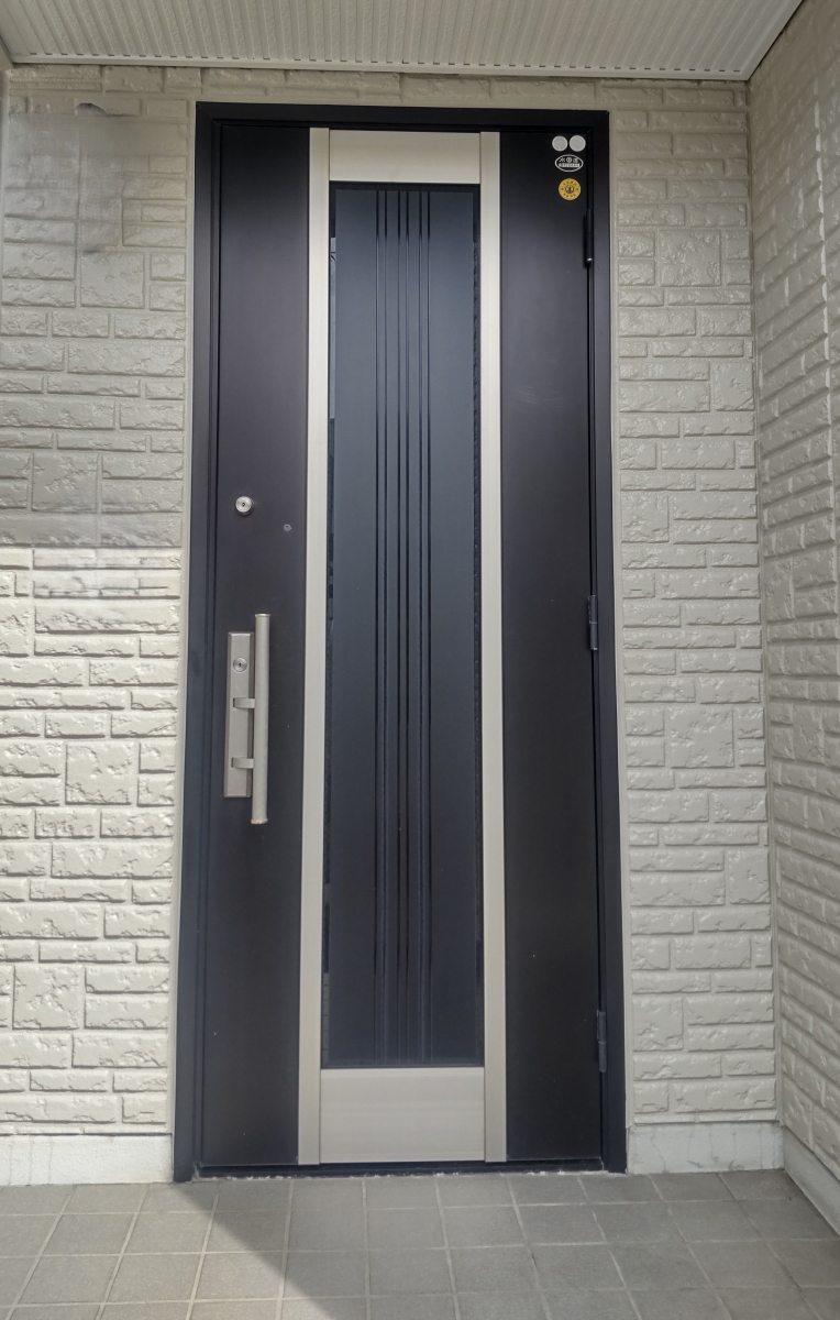 ヤマセイの【新潟市】「電気錠」×「断熱玄関ドア」で安心快適！外壁に調和する美しい仕上がりの施工前の写真1