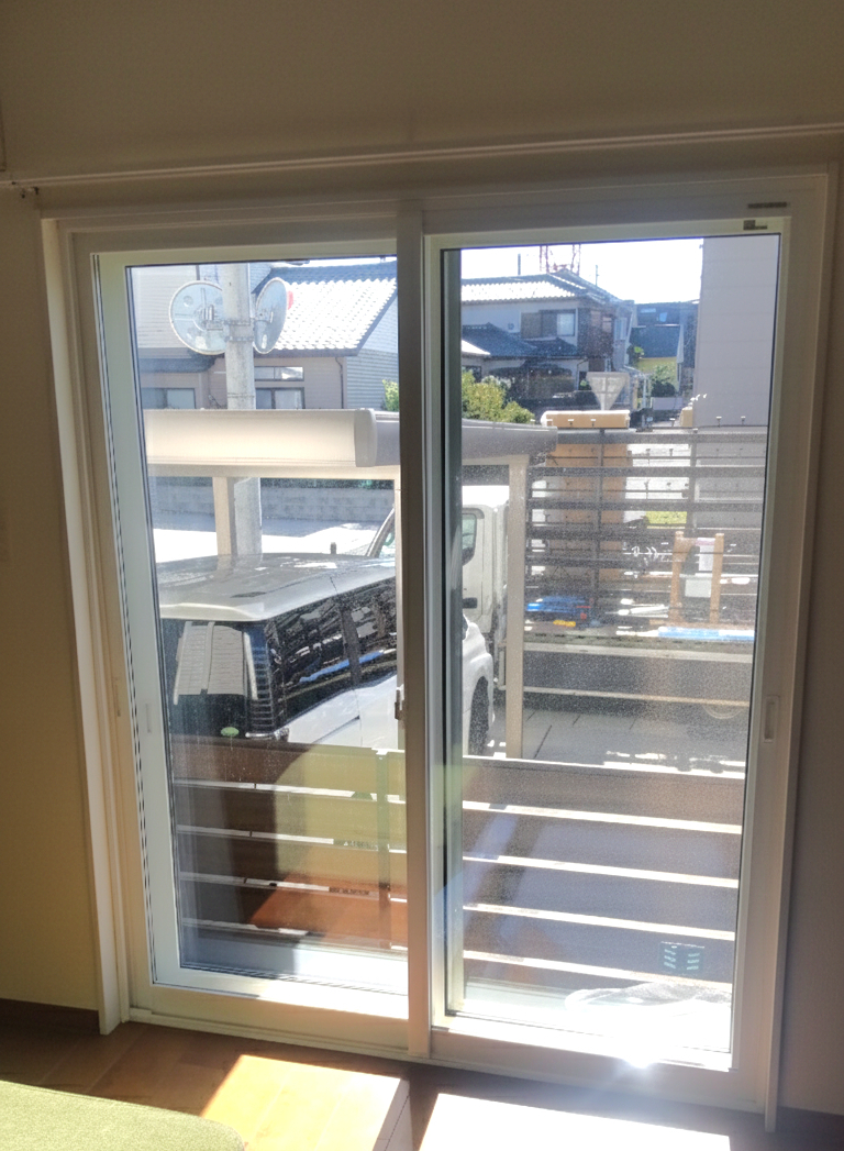 ヤマセイの新潟市　【窓際の寒さ】と【騒音】を解消！インプラスで快適なリビングへの施工後の写真1