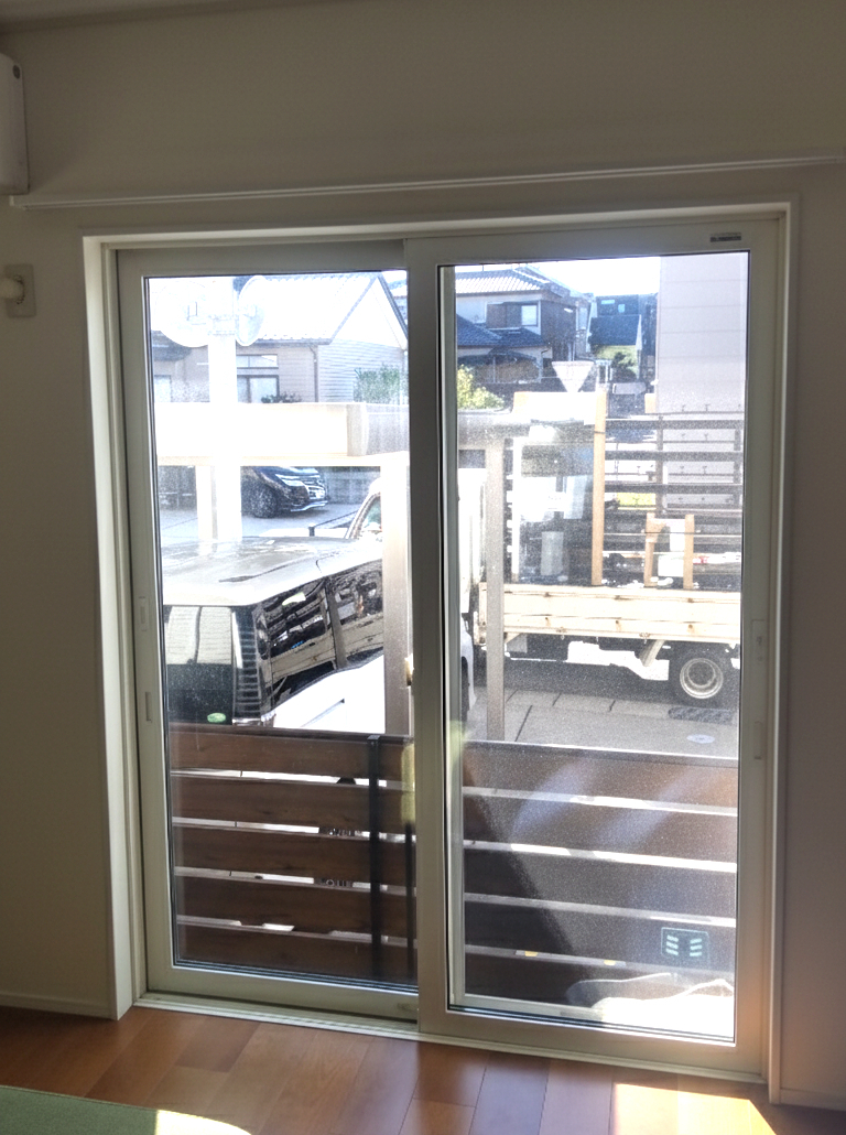 ヤマセイの新潟市　【窓際の寒さ】と【騒音】を解消！インプラスで快適なリビングへの施工前の写真1