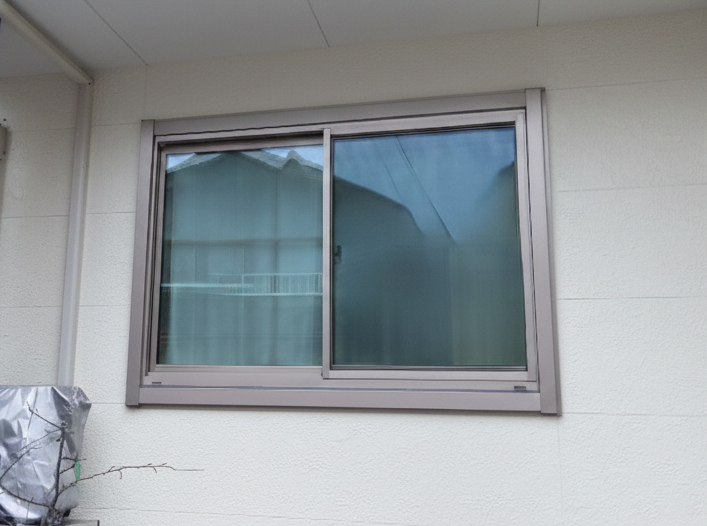 ヤマセイの【新潟市】寒くて傷んだ出窓を一新！トリプルガラスで静かで暖かいリビングへの施工後の写真1