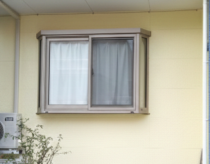 ヤマセイの【新潟市】寒くて傷んだ出窓を一新！トリプルガラスで静かで暖かいリビングへの施工前の写真1