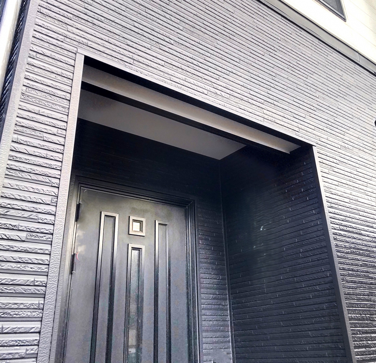 ヤマセイの【新潟市】玄関から車まで濡れない！スリムアートで雨雪対策リフォームの施工前の写真1