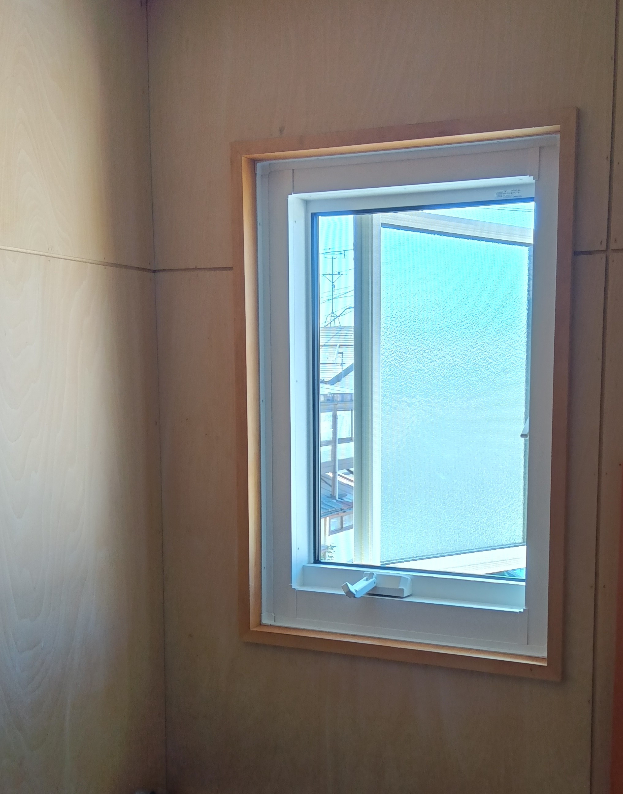 ヤマセイの【新潟市】「換気できない洗面窓を一新！」リプラスで断熱・通風改善の施工後の写真1