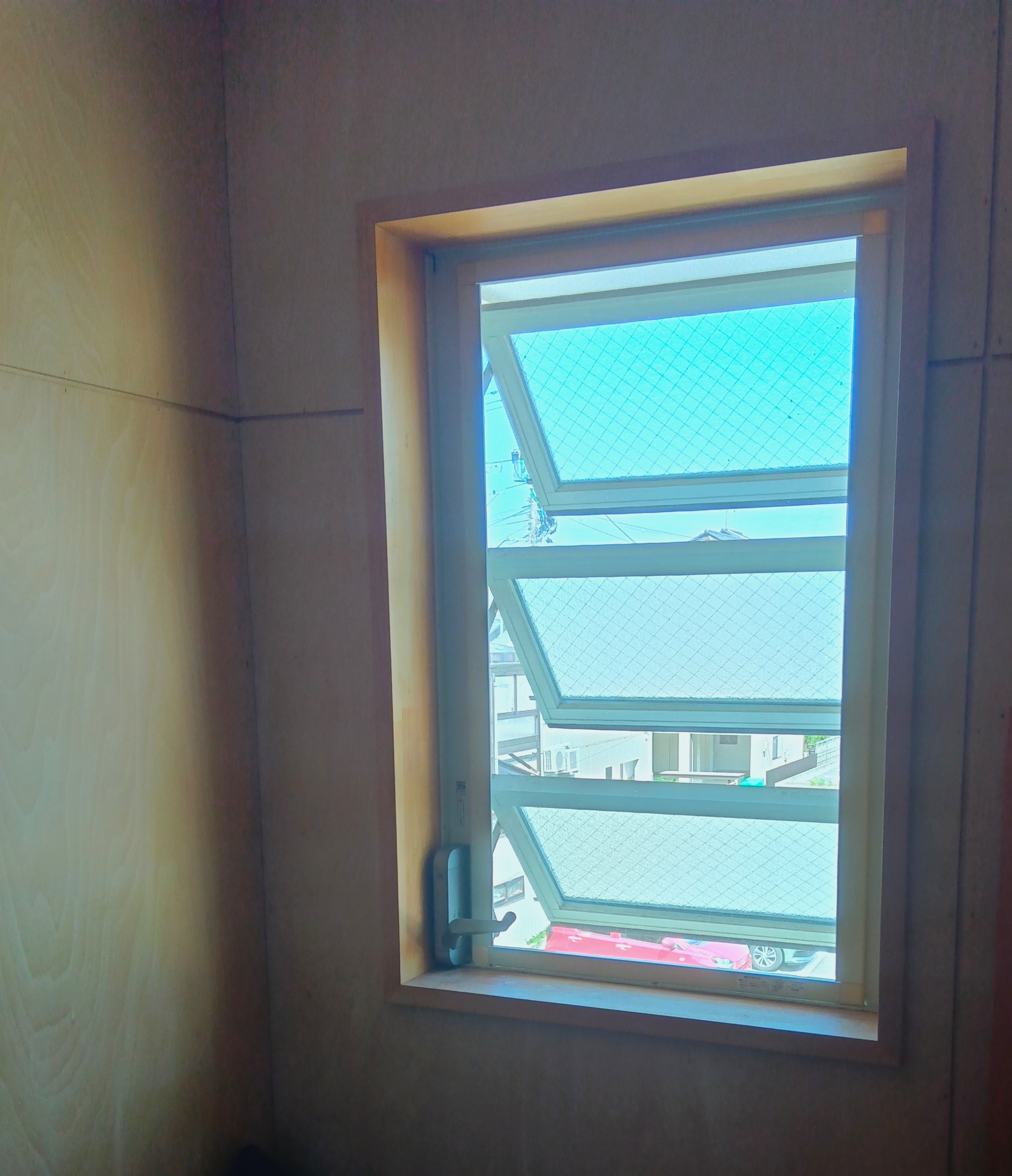 ヤマセイの【新潟市】「換気できない洗面窓を一新！」リプラスで断熱・通風改善の施工前の写真1