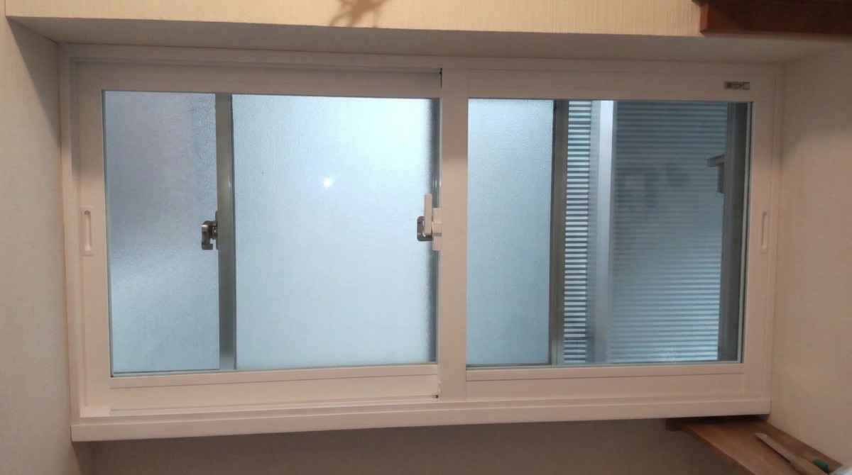 ヤマセイの【新潟市】「窓枠がなくても内窓設置！」トイレの寒さを解消するインプラスの施工後の写真1