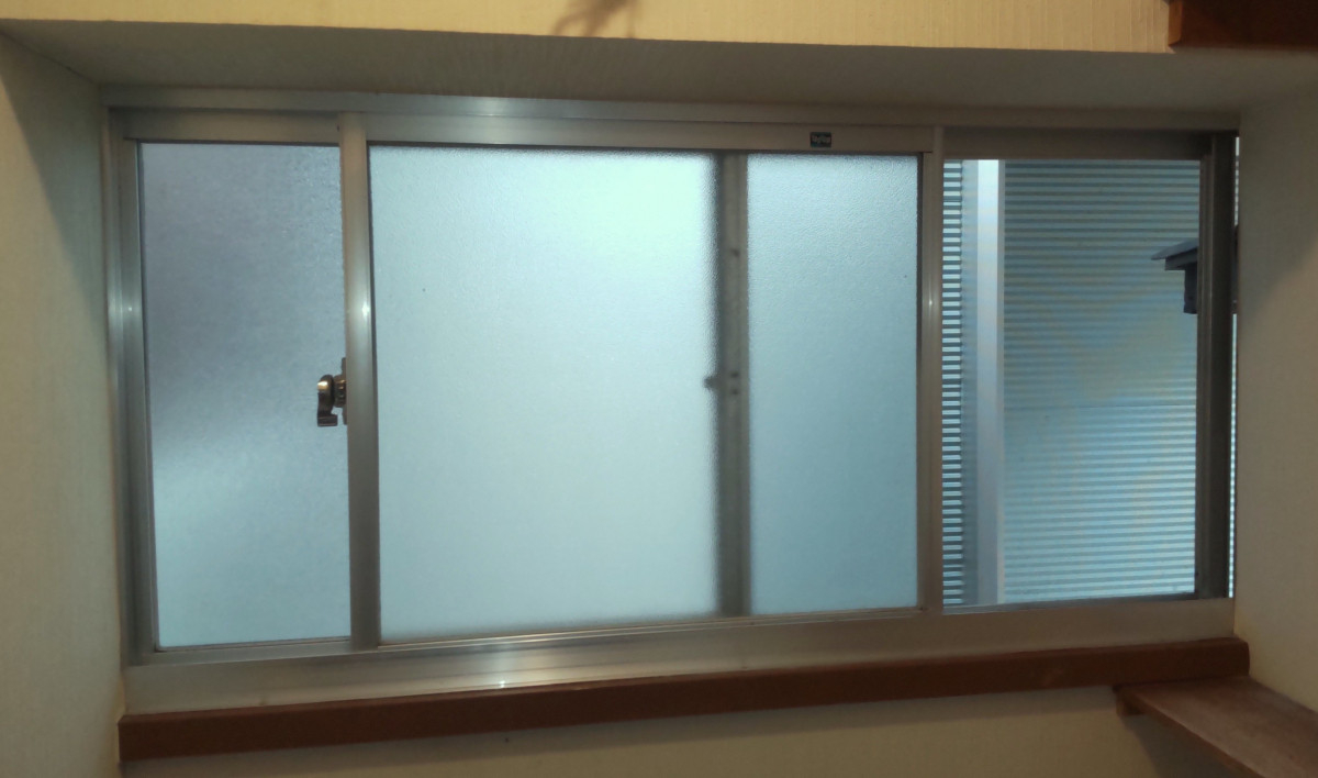 ヤマセイの【新潟市】「窓枠がなくても内窓設置！」トイレの寒さを解消するインプラスの施工前の写真1
