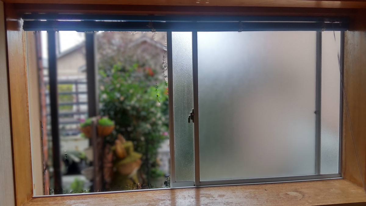 ヤマセイの【新潟市】「出窓の結露」と「すきま風を解消！」インプラス内窓リフォームの施工前の写真1