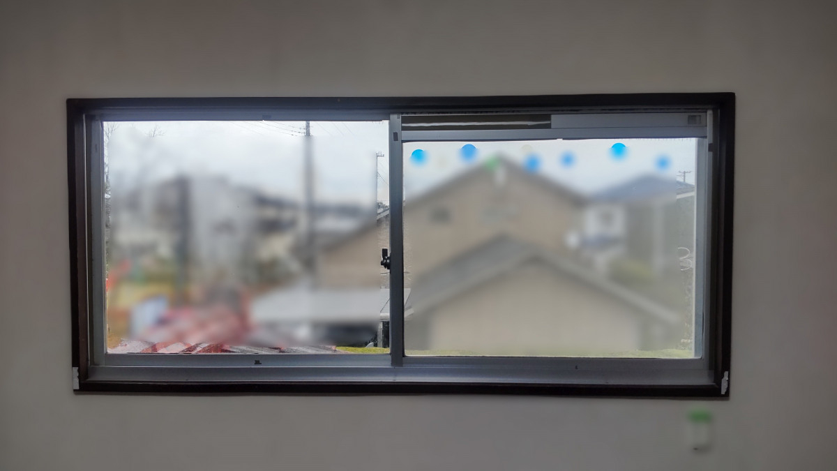 ヤマセイの【新潟市】「窓枠が小さくても内窓設置！」子供部屋の断熱リフォームの施工前の写真1