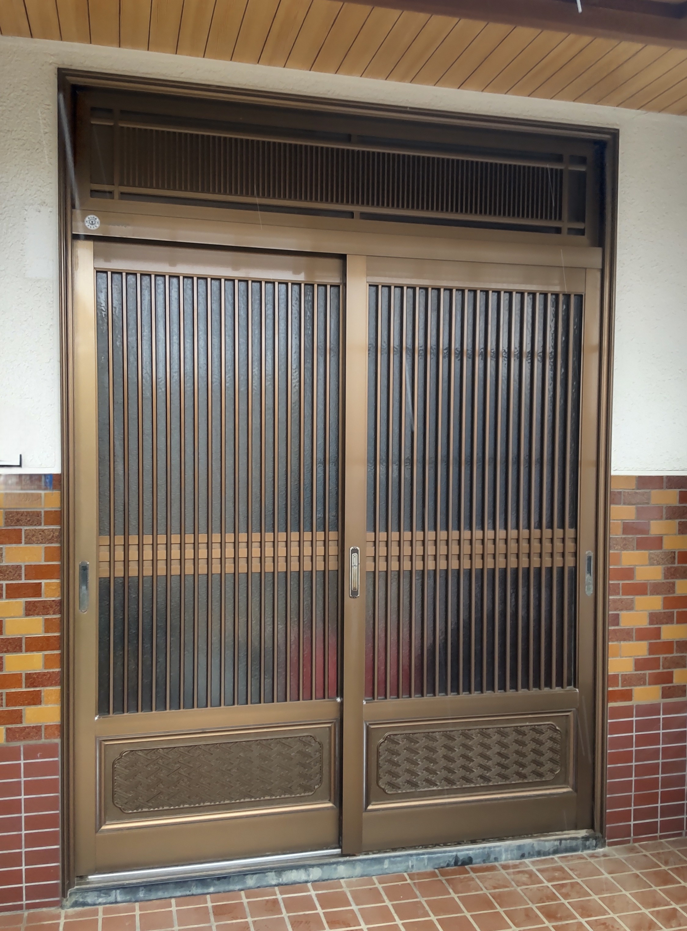 ヤマセイの【新潟市で玄関引戸交換】「防犯」と「使いやすさ」を1日で改善の施工前の写真1