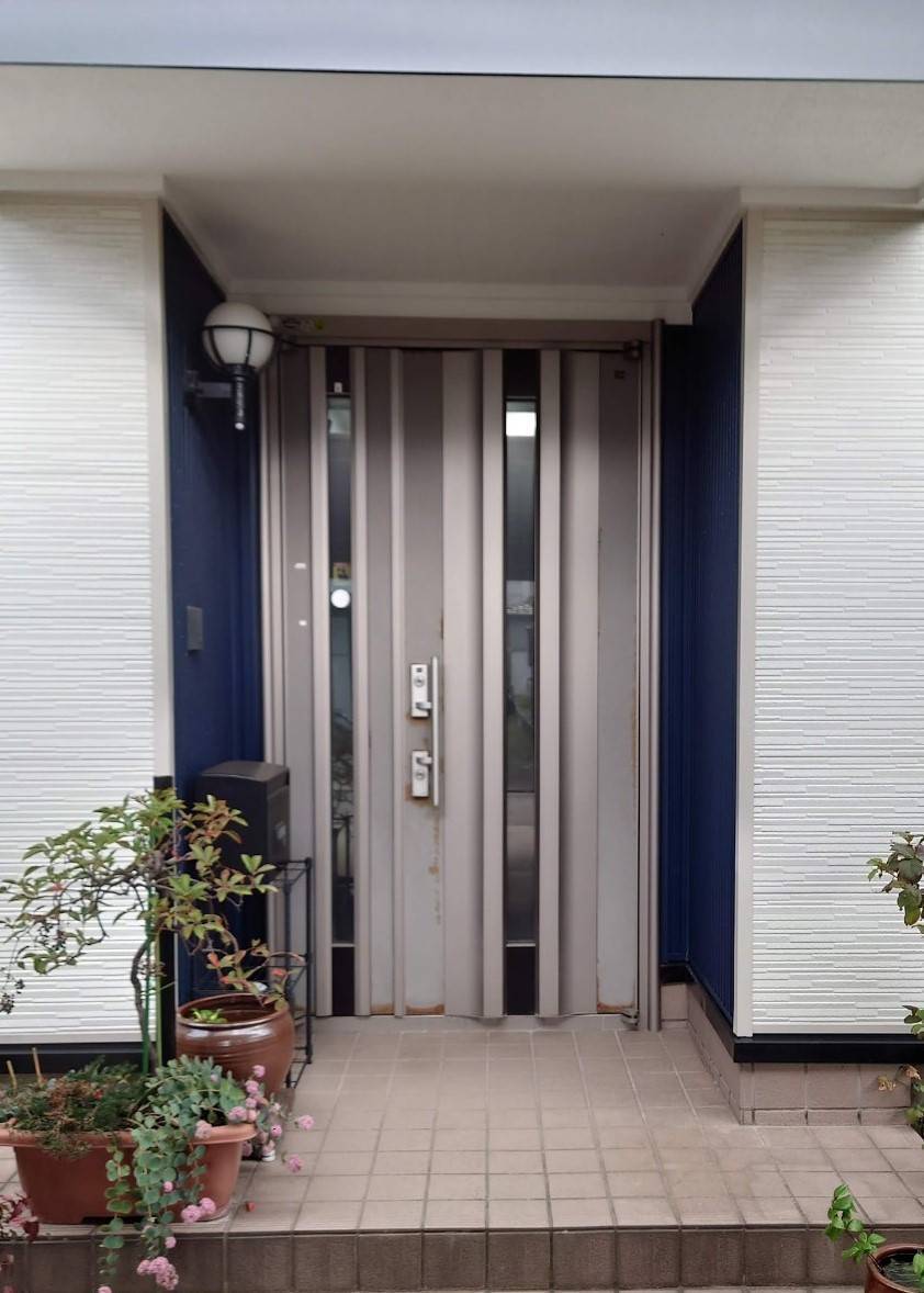 ヤマセイのドアの開閉をスムーズにする玄関ドアリフォーム　リシェント/新潟市/１DAYリフォームの施工前の写真1