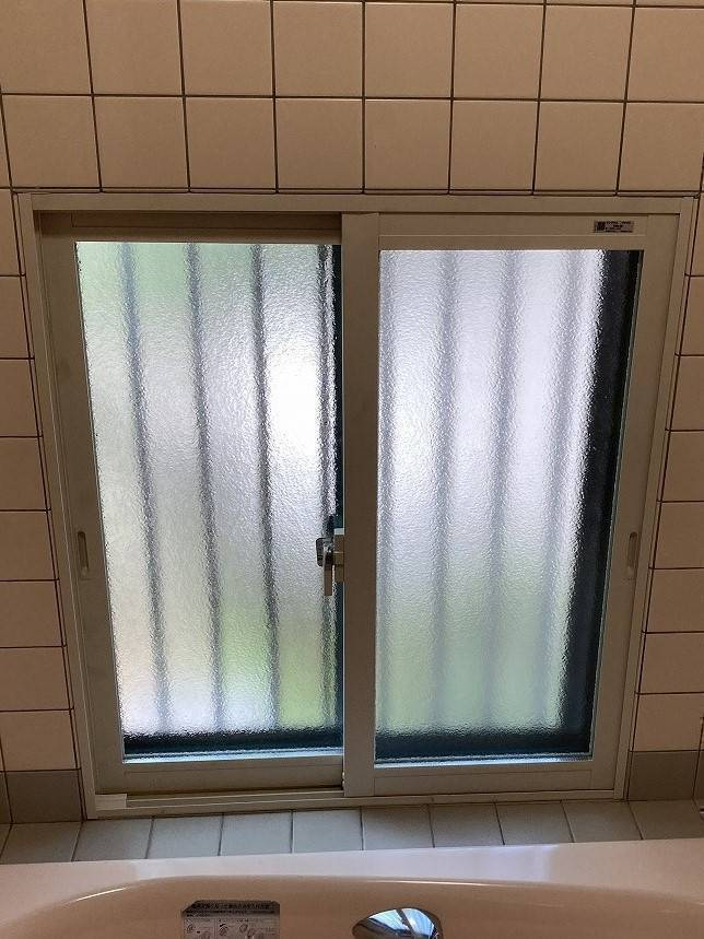 ディー・エー・コーポレーションの浴室の窓に内窓（インプラス）設置　の施工後の写真1