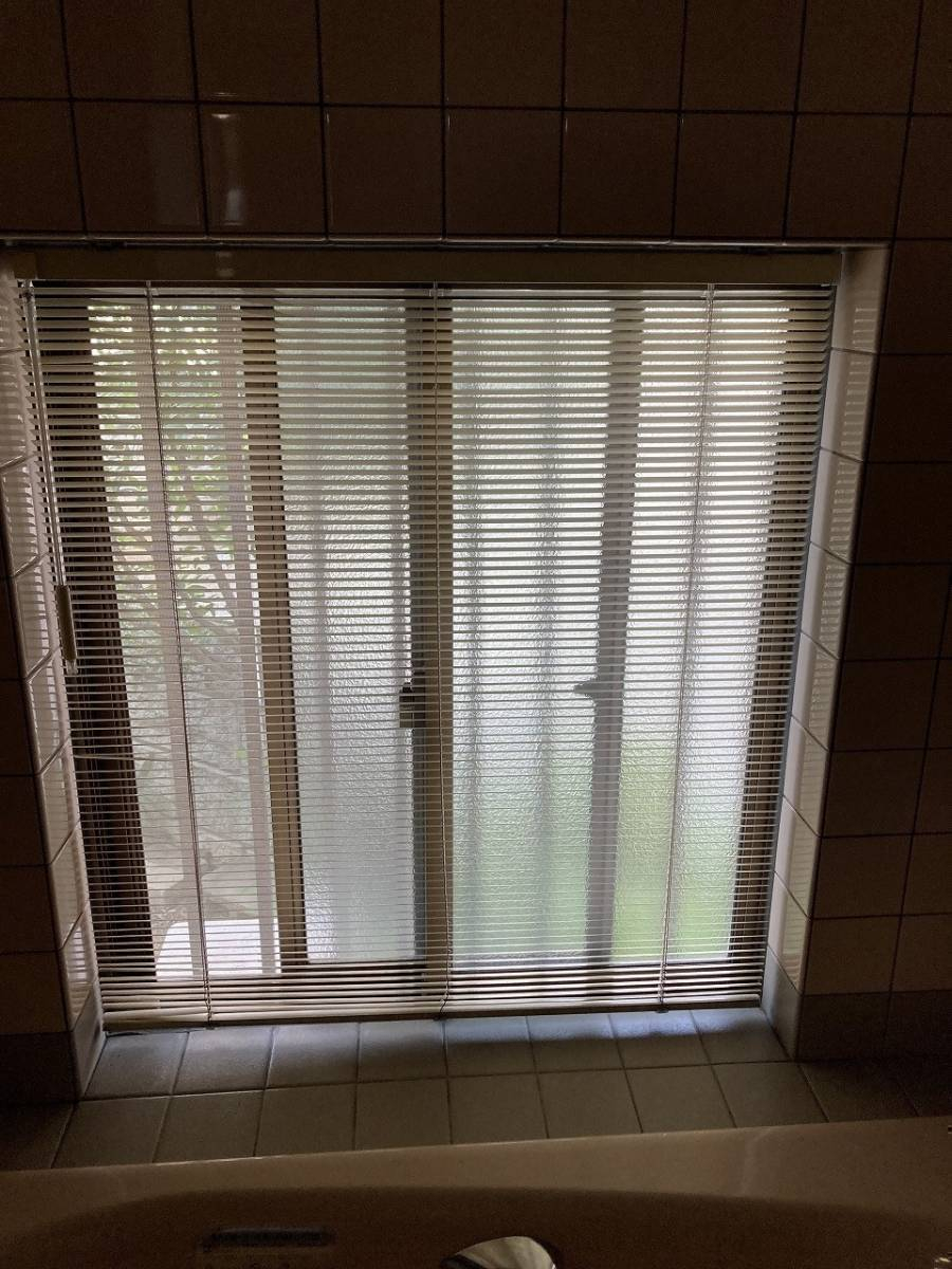 ディー・エー・コーポレーションの浴室の窓に内窓（インプラス）設置　の施工前の写真1