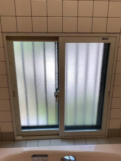 ディー・エー・コーポレーションの浴室の窓に内窓（インプラス）設置　施工事例写真1