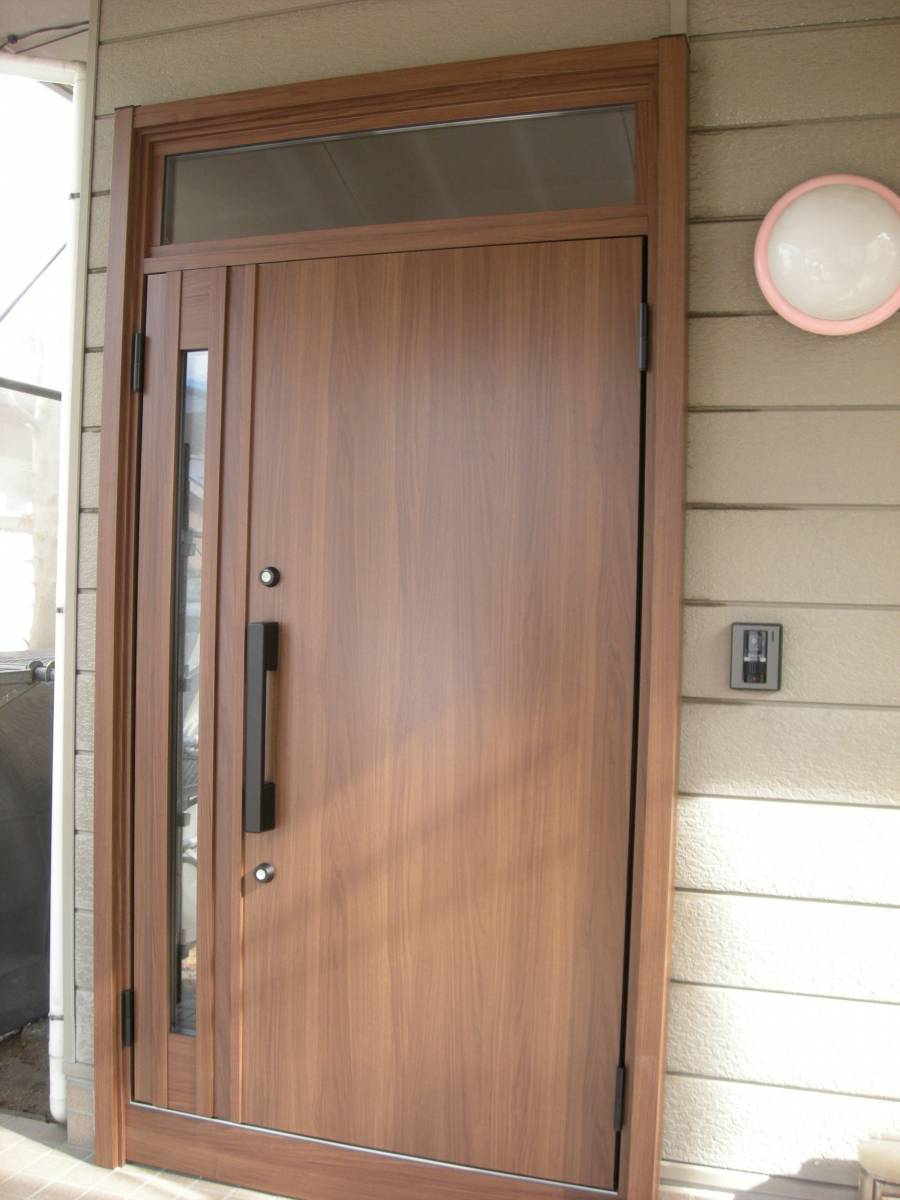 ディー・エー・コーポレーションの明るさよりも断熱性　玄関ドアをパッとリフォームの施工後の写真1