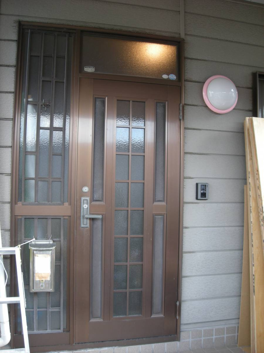 ディー・エー・コーポレーションの明るさよりも断熱性　玄関ドアをパッとリフォームの施工前の写真1