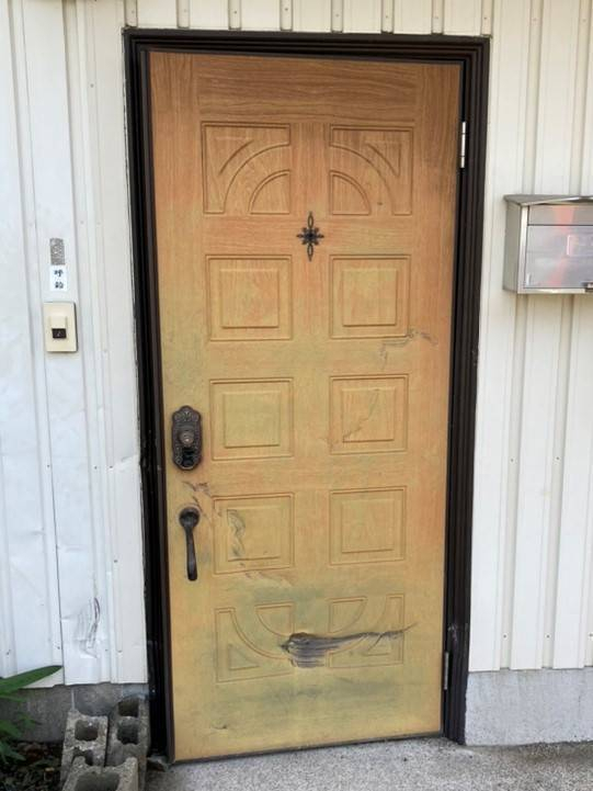 ディー・エー・コーポレーションの玄関ドアを勝手口ドアへ取り替えました。の施工前の写真1
