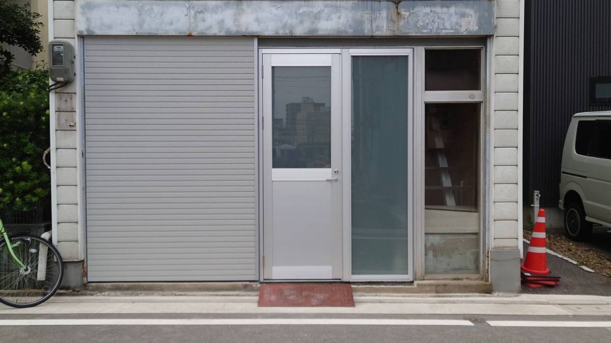 ディー・エー・コーポレーションの引き違い戸からドアへ取り替えの施工後の写真1