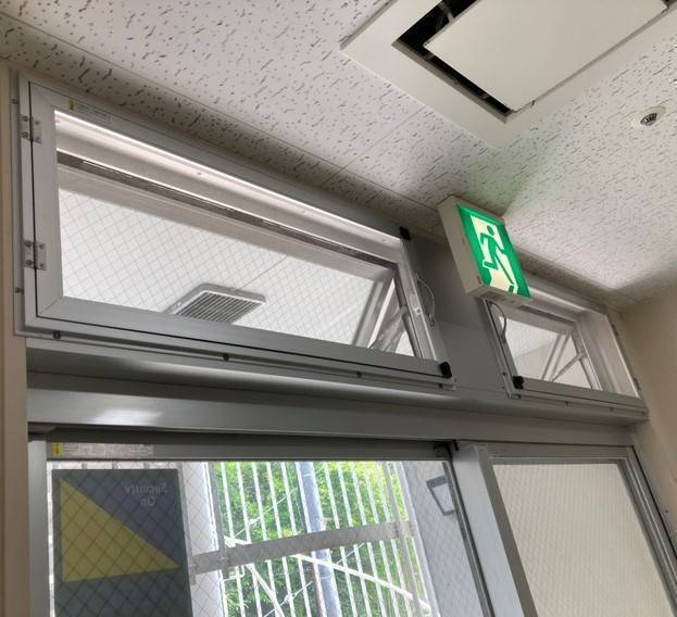 ディー・エー・コーポレーションの排煙窓に網戸を取り付けの施工後の写真1