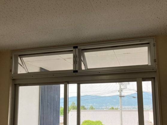 ディー・エー・コーポレーションの排煙窓に網戸を取り付けの施工後の写真2