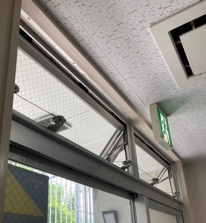 ディー・エー・コーポレーションの排煙窓に網戸を取り付けの施工前の写真1