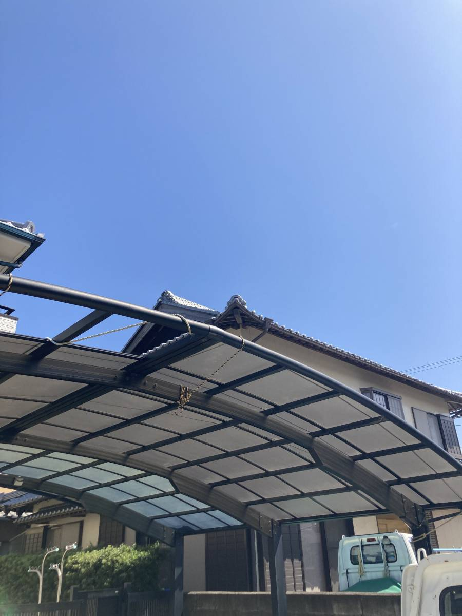 ディー・エー・コーポレーションの台風の強風でカーポートの屋根が！🌀の施工前の写真1