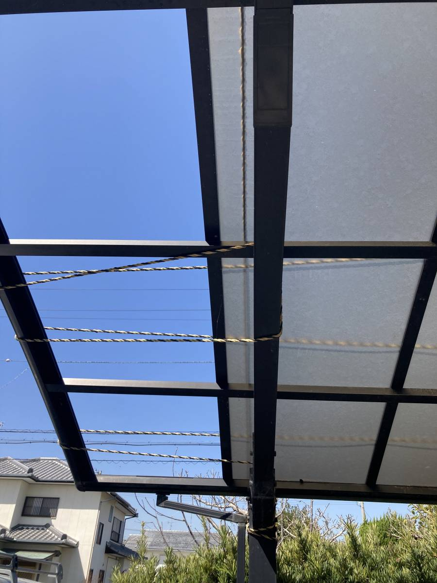 ディー・エー・コーポレーションの台風の強風でカーポートの屋根が！🌀の施工前の写真2