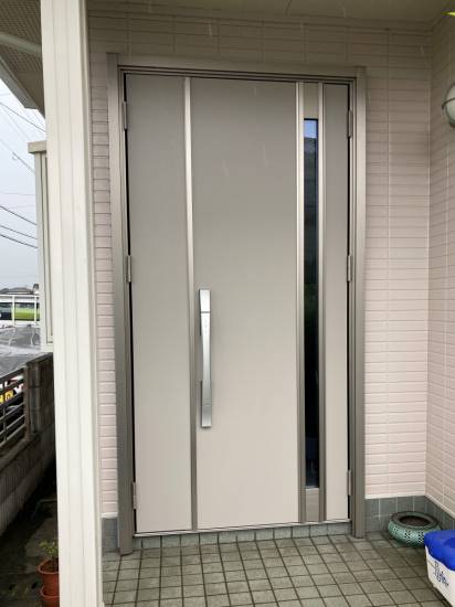 ディー・エー・コーポレーションのリシェント玄関ドアにリフォーム 🚪施工事例写真1