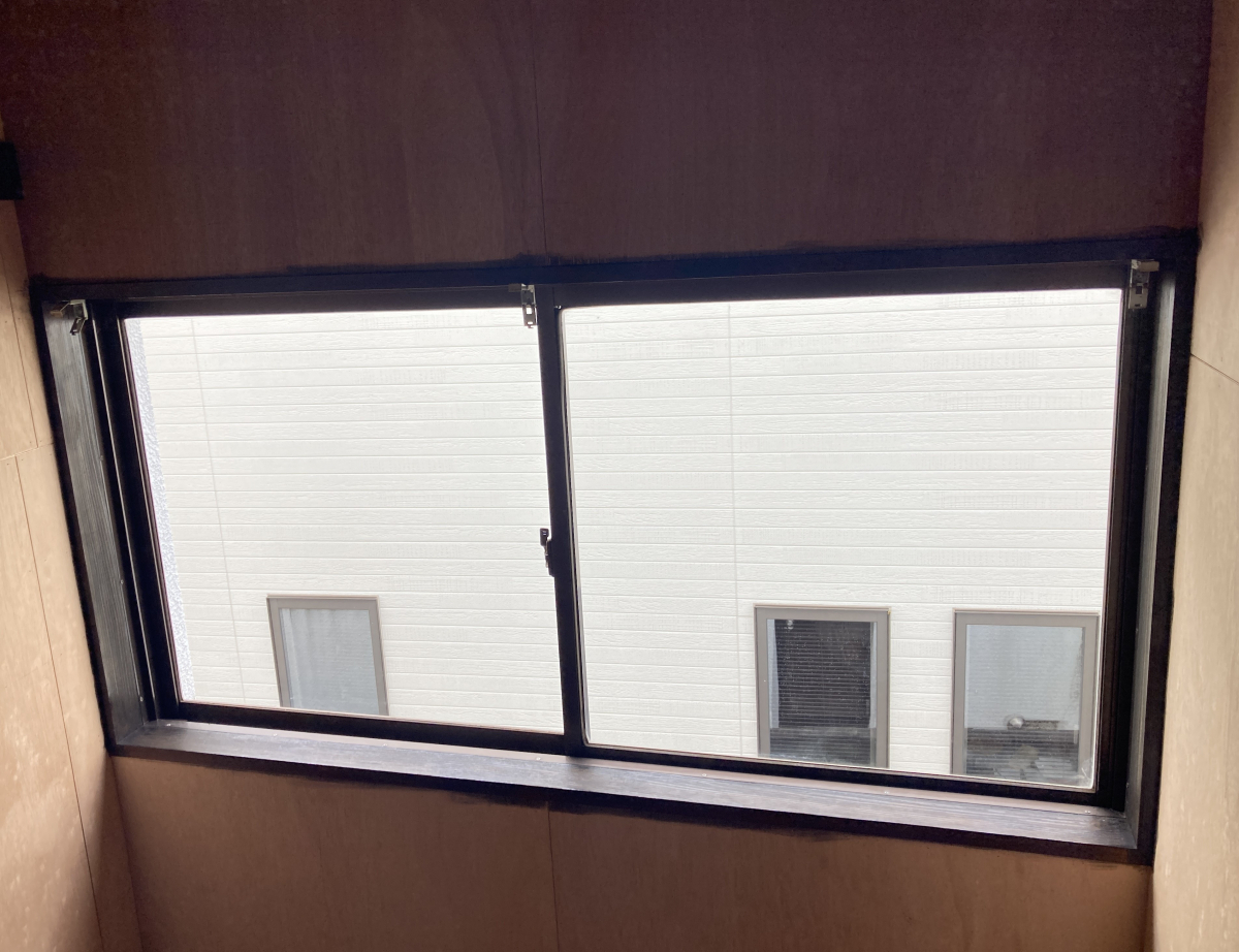 ディー・エー・コーポレーションのインプラス（内窓）を取り付けました。【階段踊り場編】の施工前の写真1