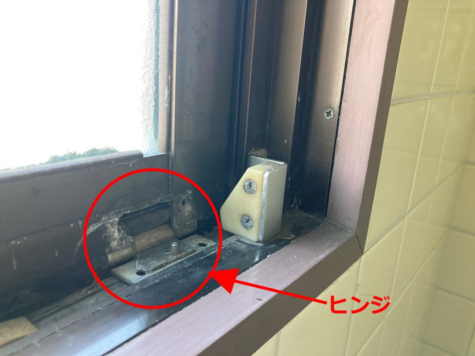 ディー・エー・コーポレーションの2階トイレのヒンジ破損内倒し窓をLIXIL PRO-SEで交換しました。の施工前の写真2