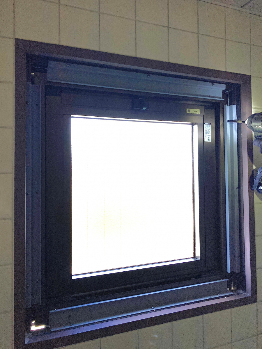 ディー・エー・コーポレーションの2階トイレのヒンジ破損内倒し窓をLIXIL PRO-SEで交換しました。の施工前の写真3