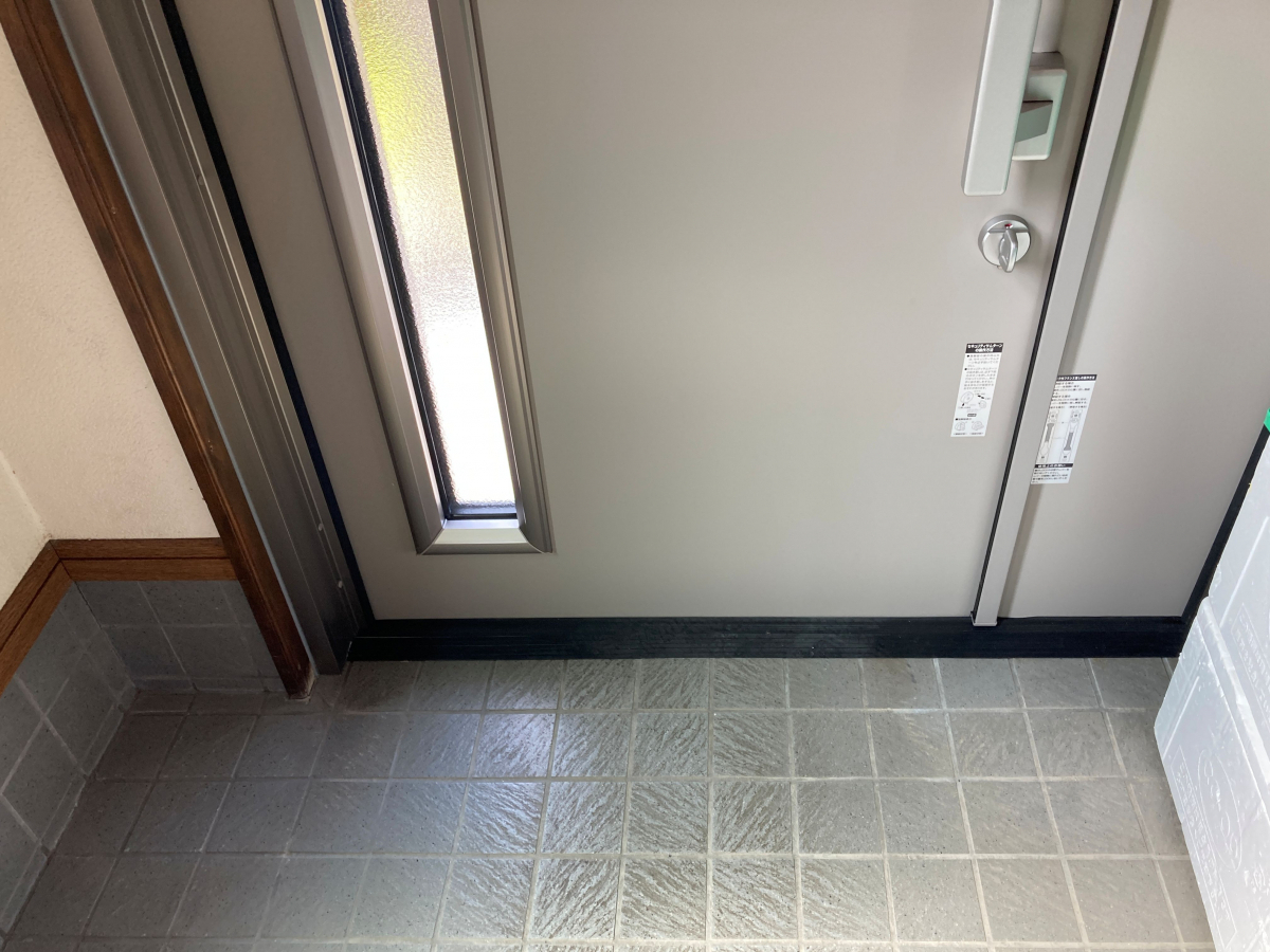 ディー・エー・コーポレーションの古くなった玄関ドアをLIXIL リシェント（親子ドア）に交換！の施工後の写真3