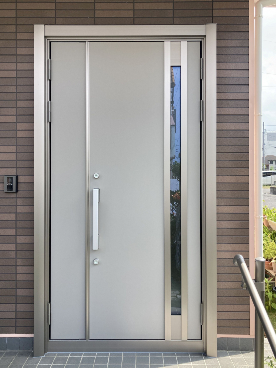 ディー・エー・コーポレーションの古くなった玄関ドアをLIXIL リシェント（親子ドア）に交換！のお客さまの声の写真1