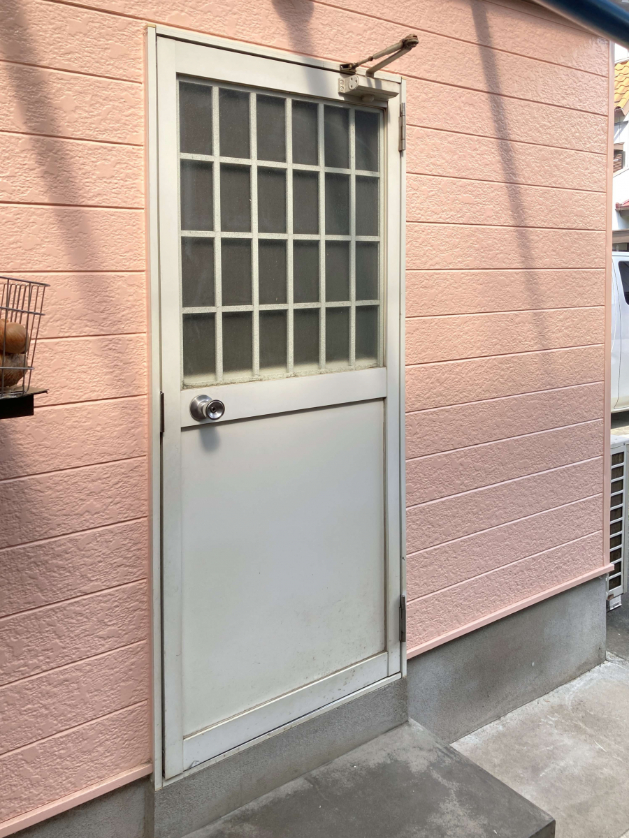 ディー・エー・コーポレーションの古くなった勝手口ドアを交換｜リシェントで換気と段差も快適にの施工前の写真1