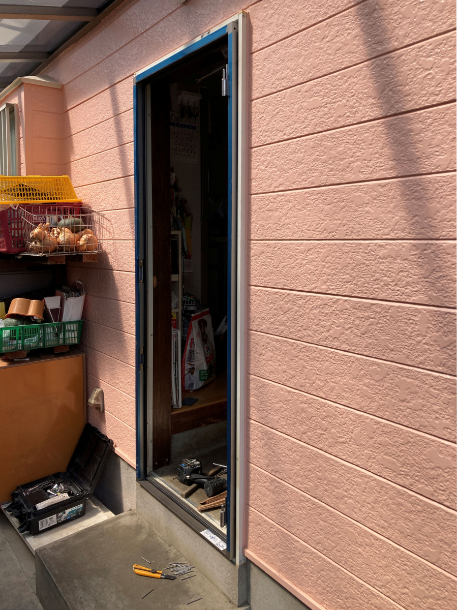 ディー・エー・コーポレーションの古くなった勝手口ドアを交換｜リシェントで換気と段差も快適にの施工前の写真2