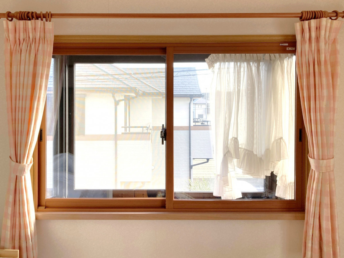 ディー・エー・コーポレーションの出窓の断熱対策にインプラス（内窓）を施工した事例の施工後の写真1