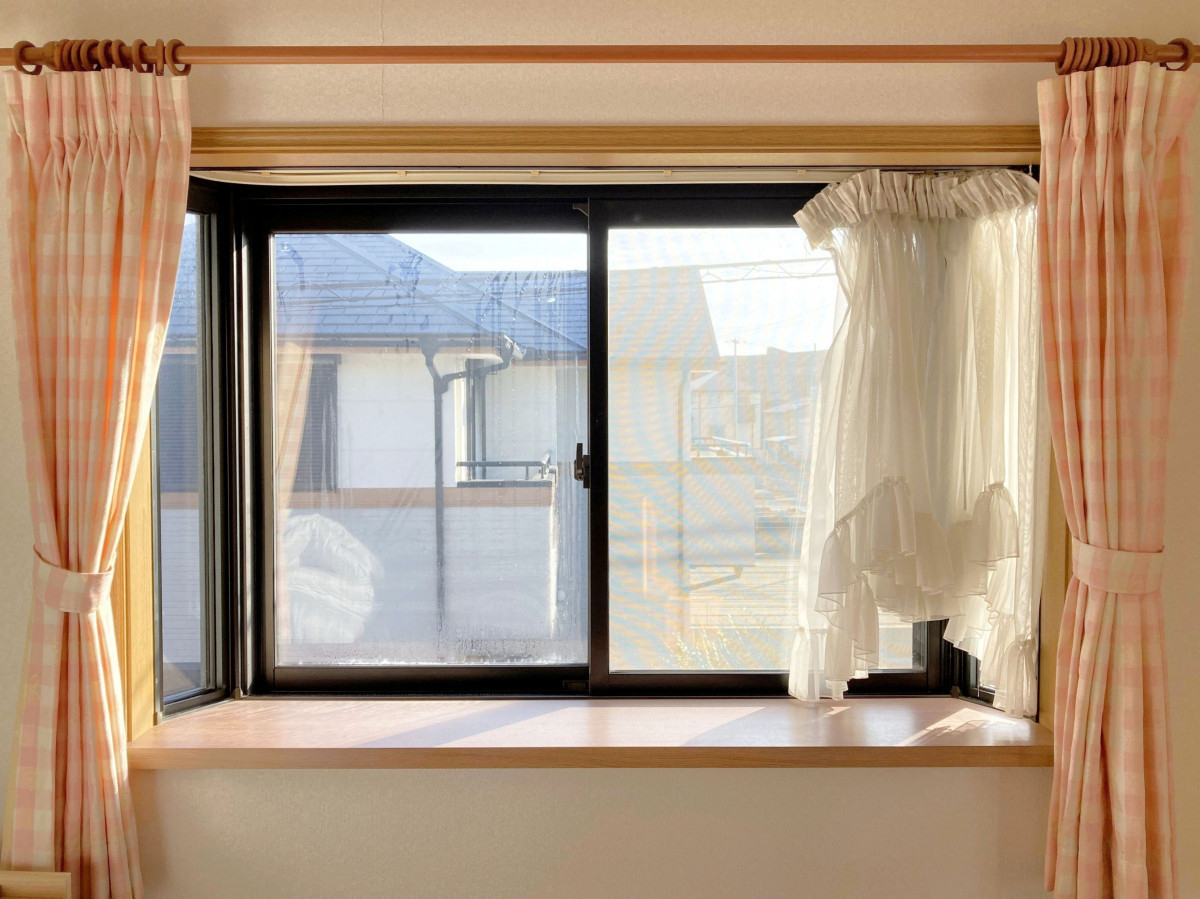 ディー・エー・コーポレーションの出窓の断熱対策にインプラス（内窓）を施工した事例の施工前の写真1