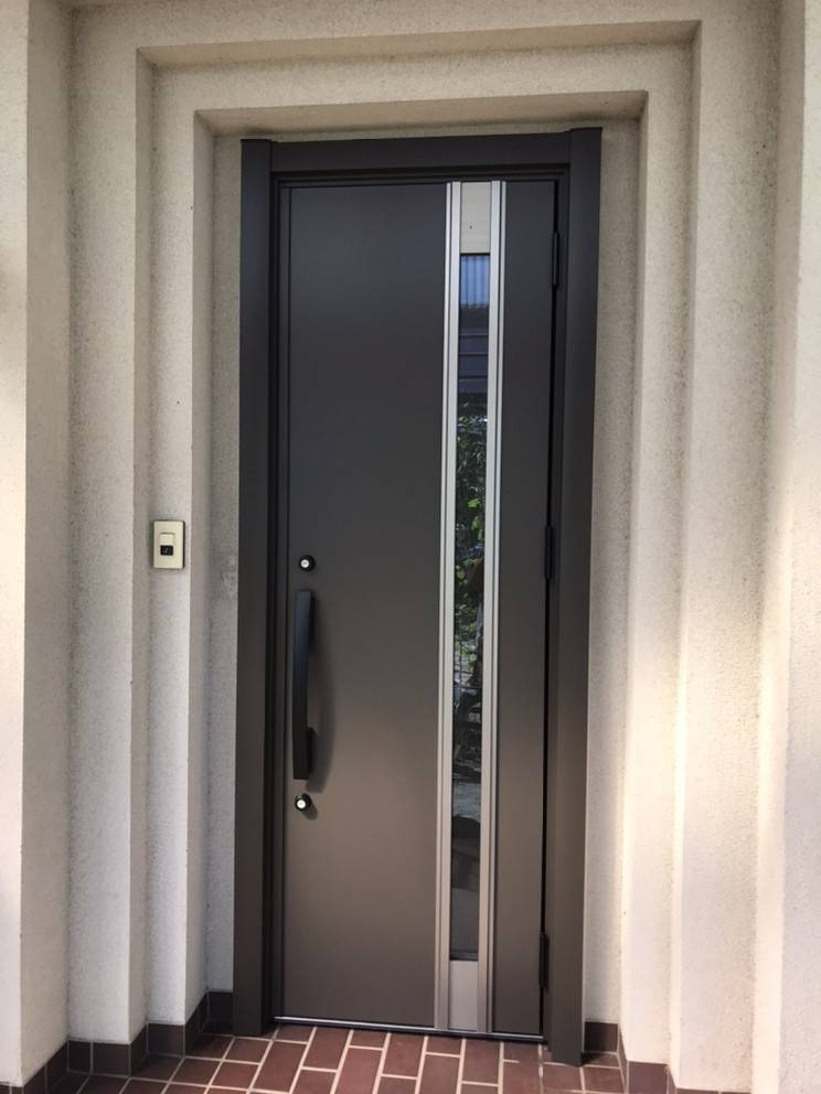 Reプレイス高崎の断熱性能のある玄関ドアに交換の施工後の写真1