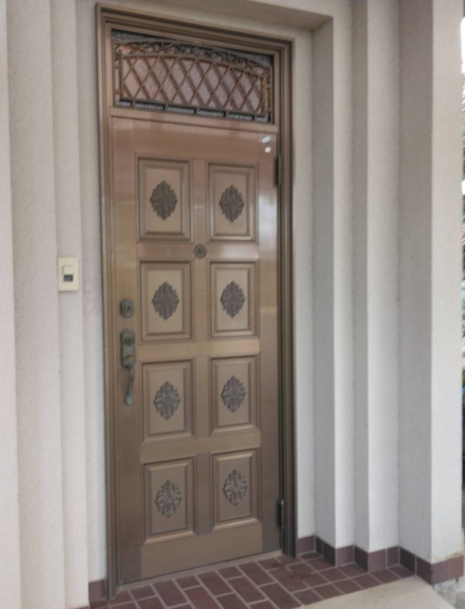 Reプレイス高崎の断熱性能のある玄関ドアに交換の施工前の写真1