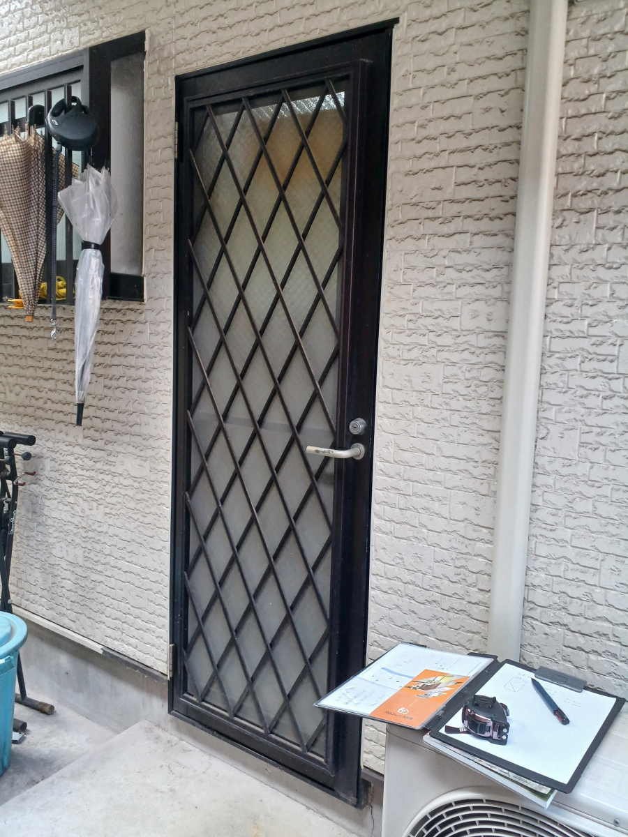 Reプレイス高崎の勝手口ドアの断熱改修の施工前の写真1