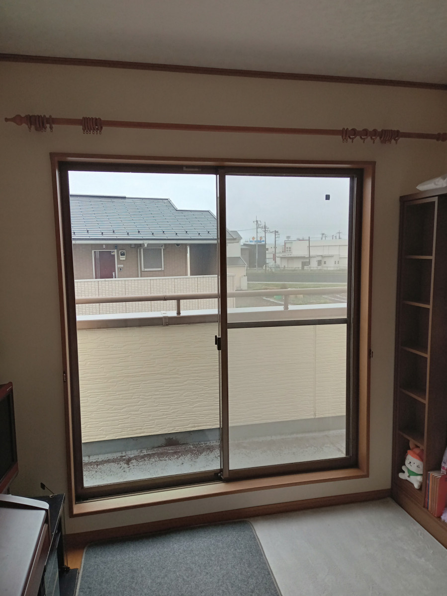 Reプレイス高崎の結露サヨナラ！前橋市で内窓インプラス施工｜1DAYリフォームで家全体の断熱・保温力が劇的向上の施工前の写真1