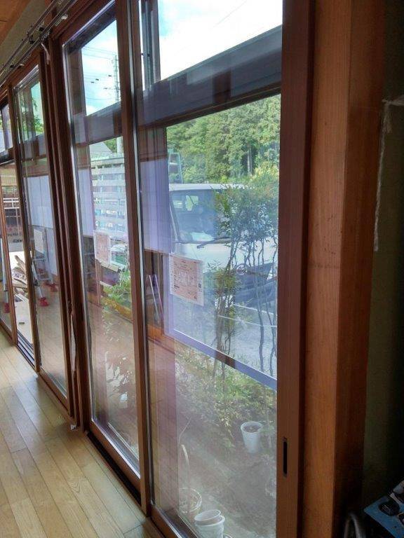 MBT栗原 若柳店の縁側の大きな窓を断熱し快適にの施工後の写真1