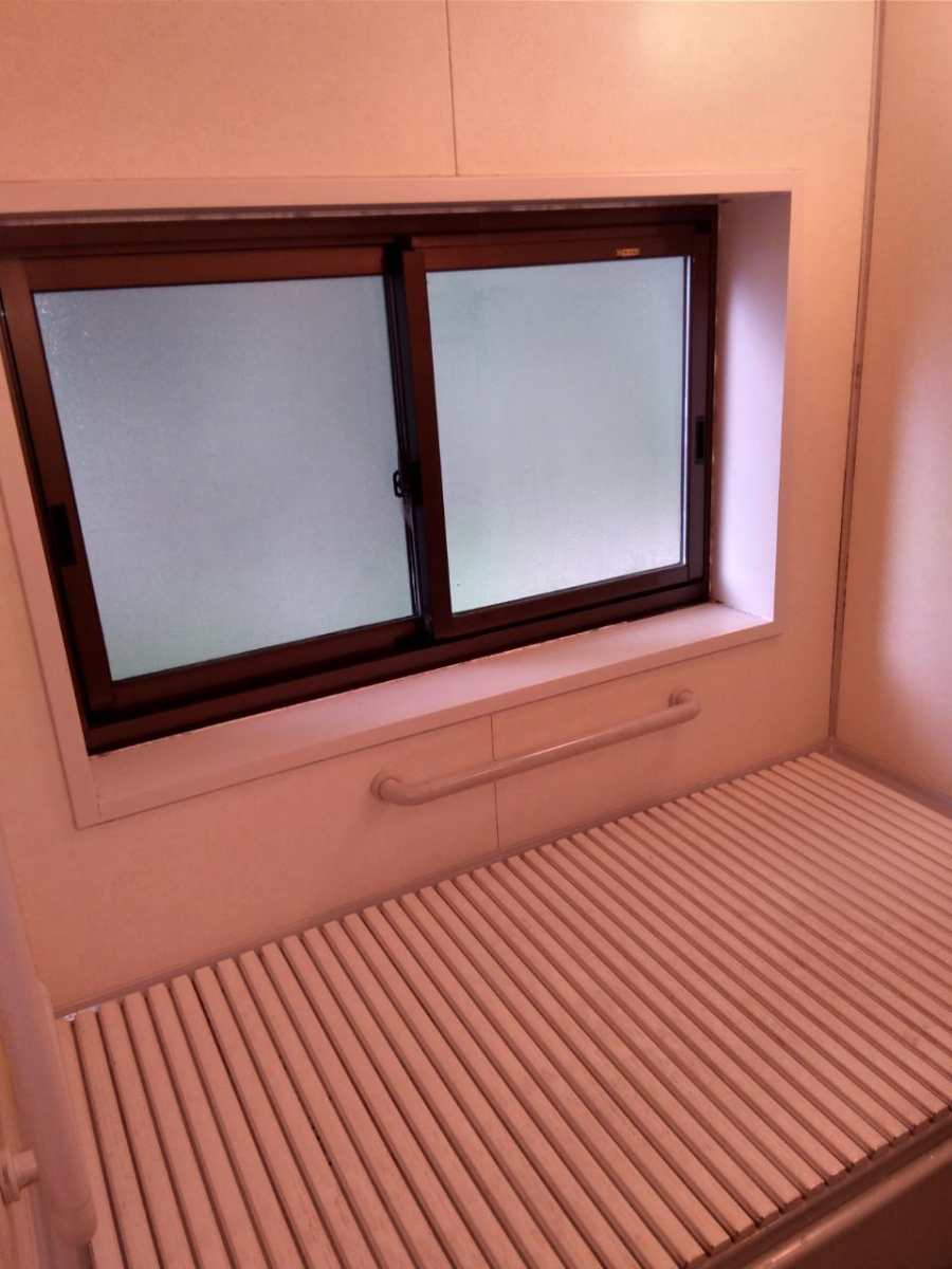 MBT栗原 若柳店の浴室の窓を断熱し快適にの施工前の写真1