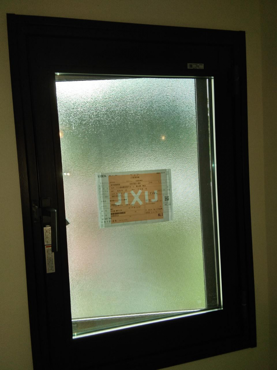 MBT栗原 若柳店の廊下にある窓を断熱し快適にの施工後の写真1