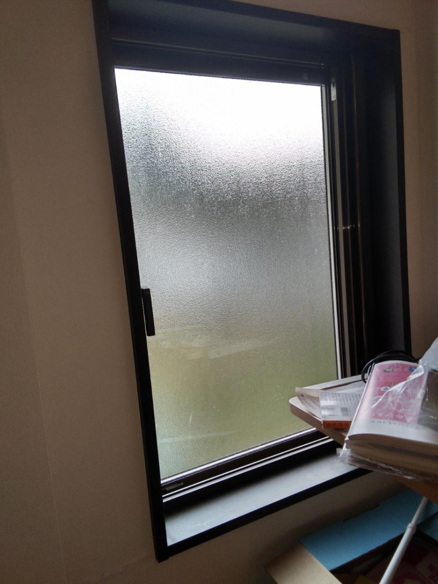 MBT栗原 若柳店の廊下にある窓を断熱し快適にの施工前の写真1