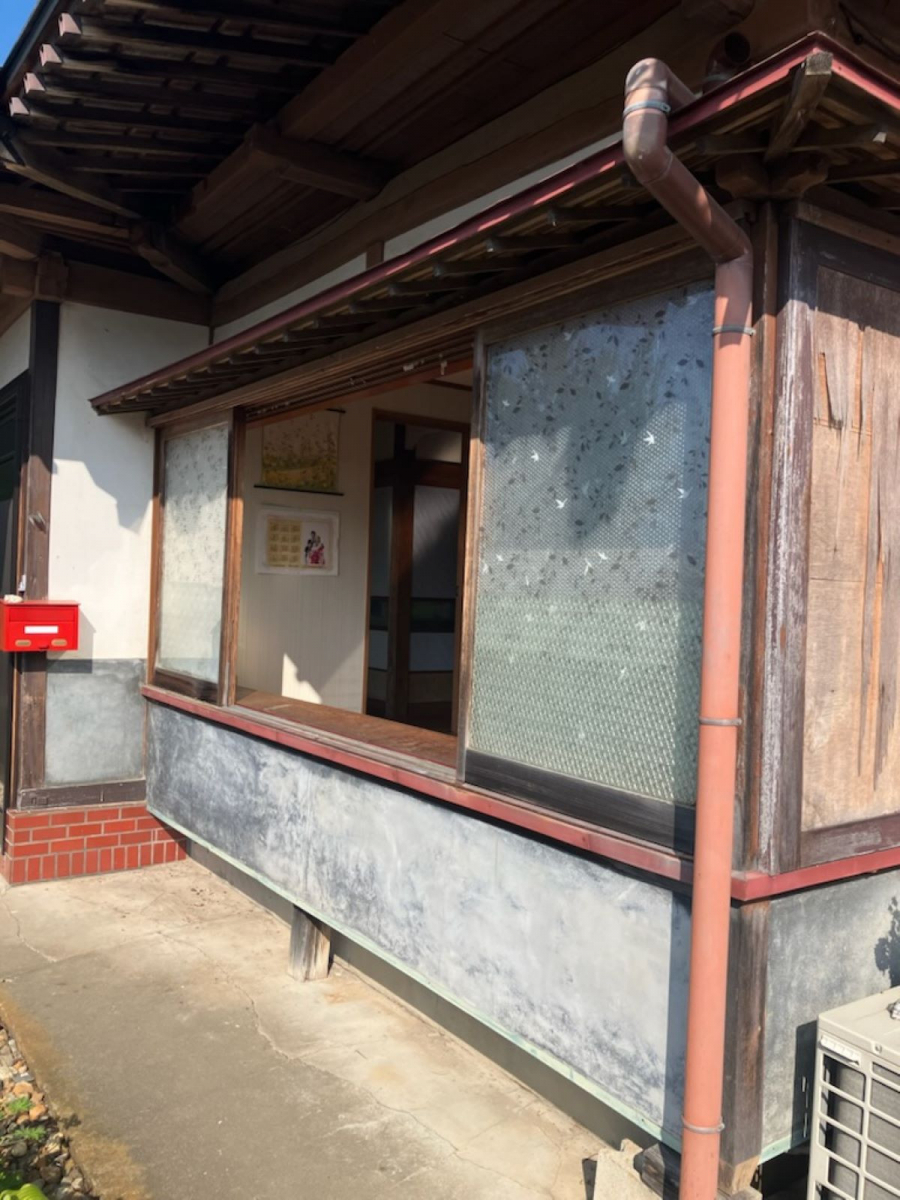 MBT栗原 若柳店の窓のサッシ入替の施工前の写真1