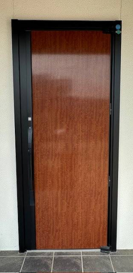 筑豊トーヨーの玄関ドア取替工事です。（＾－＾）施工事例写真1