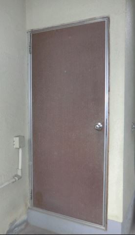 筑豊トーヨーの京都郡苅田町の勝手口ドア取替工事です。（＾－＾）の施工前の写真1